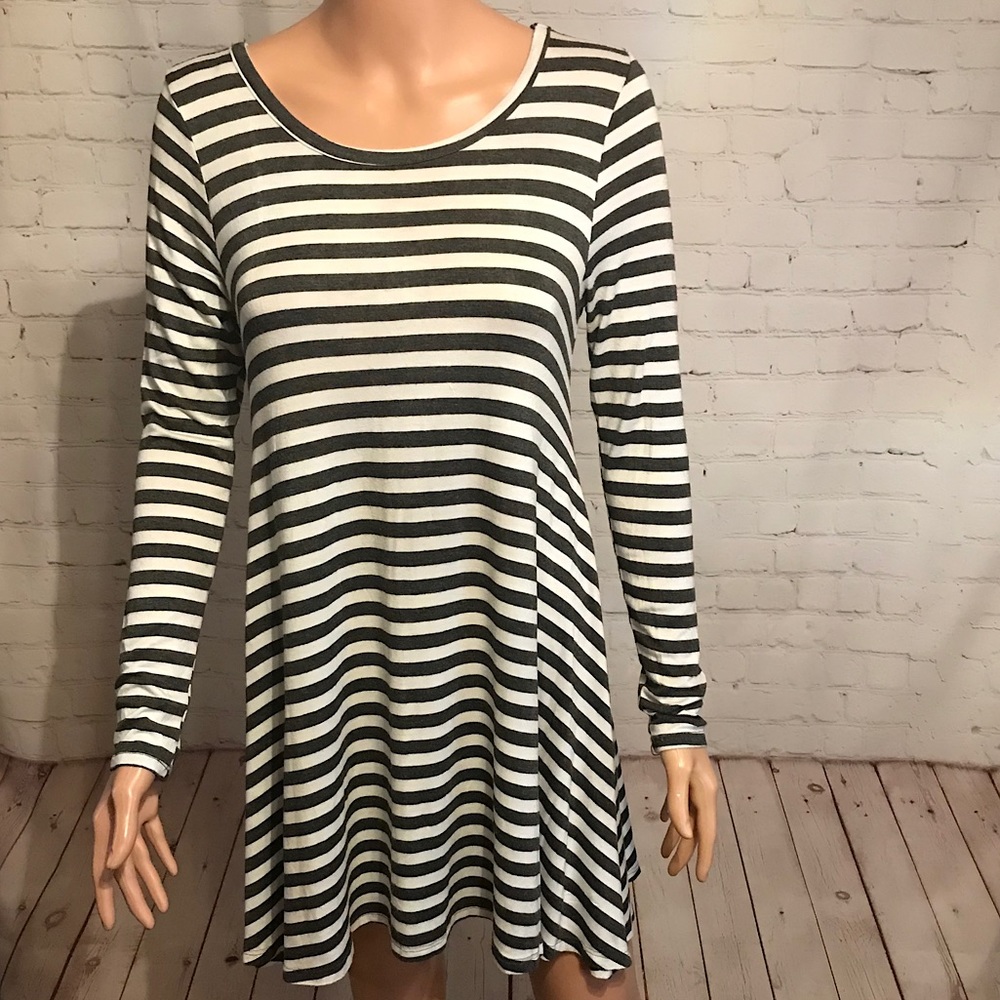 Anthropologie Viola gray and white stripped super soft dress size medium